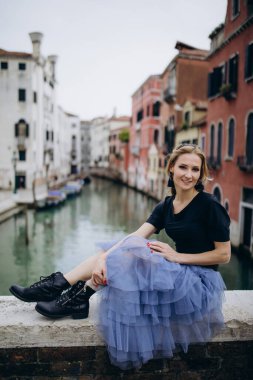 Venedik 'teki güzel sarışın kadın.