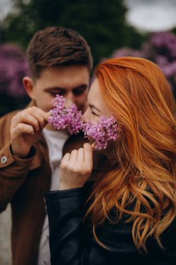 Bahar parkında genç aşıklar 