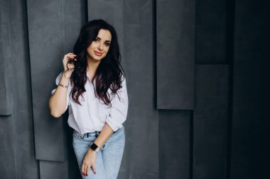 Stüdyoda poz veren güzel esmer kadın.