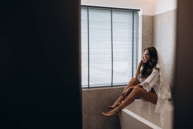 Sabahları banyoda poz veren beyaz cübbeli ve peçeli güzel gelinin portresi.     