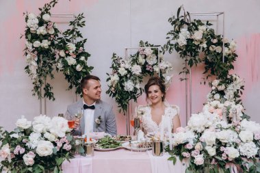 Gelin ve Damat Düğün Resepsiyon. Mutlu yeni evliler           