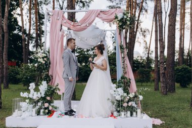 Gelin ve damat düğün töreninde.