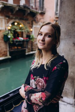 Güzel sarışın kadın Venedik, İtalya 'da Büyük Kanal' ın yanında dikiliyor. 