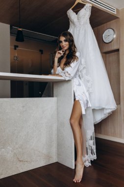 Sabahları evde poz veren beyaz cübbeli ve peçeli güzel gelinin portresi.              