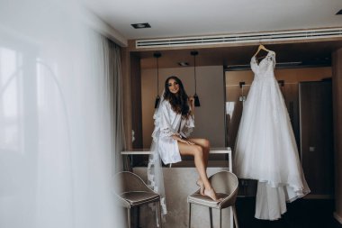 Sabahları evde poz veren beyaz cübbeli ve peçeli güzel gelinin portresi.              