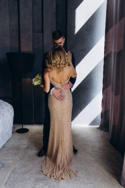 Genç çift düğün günlerinde birbirlerine sarılıyorlar. 