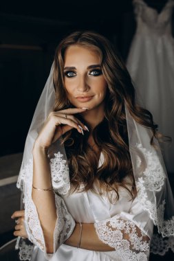 Sabahları evde poz veren beyaz cübbeli ve peçeli güzel gelinin portresi.              