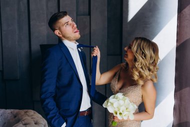 Mutlu genç çift stüdyoda poz verirken eğleniyor.