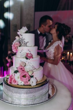 Restoranda düğün pastası olan bir çift..            