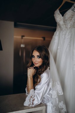 Sabahları evde poz veren beyaz cübbeli ve peçeli güzel gelinin portresi.              