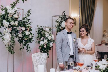 Gelin ve Damat Düğün Resepsiyon. Mutlu yeni evliler           