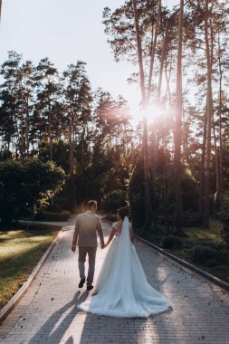 Parkta poz veren mutlu gelin ve damat çifti     