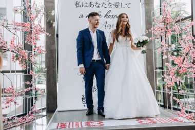 Güzel mutlu gelin ve damat düğün töreninde               