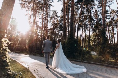 Parkta poz veren mutlu gelin ve damat çifti     