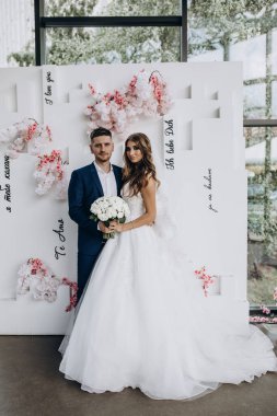 Güzel mutlu gelin ve damat düğün töreninde               