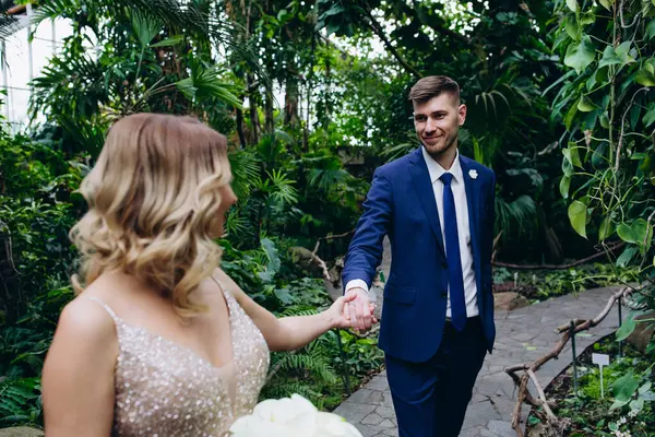 Parkta genç ve güzel bir düğün çifti. düğün günü           