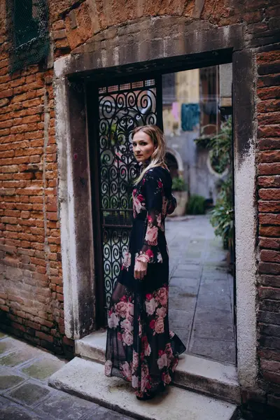 Venedik, İtalya 'da eski sokaklarda poz veren güzel bir kızın portresi.