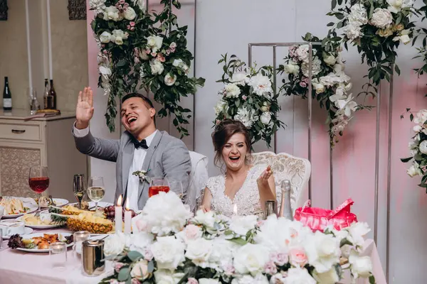 Gelin ve Damat Düğün Resepsiyon. Mutlu yeni evliler           