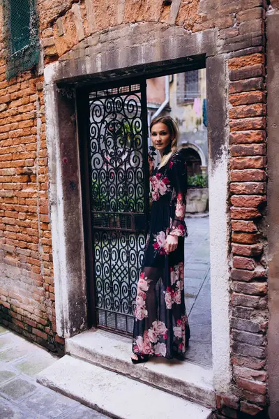 Venedik, İtalya 'da eski sokaklarda poz veren güzel bir kızın portresi.