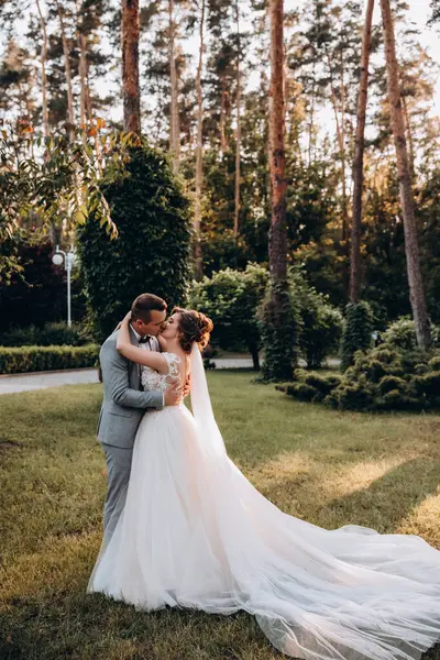 Parkta genç ve güzel bir düğün çifti. düğün günü           