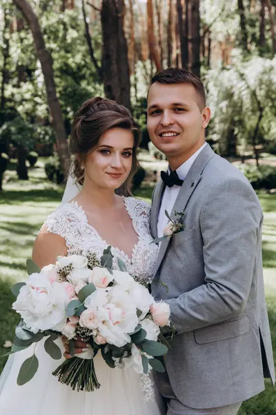 Parkta genç ve güzel bir düğün çifti. düğün günü           