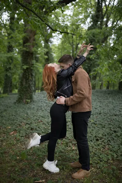 Mutlu genç çift sonbahar ormanında aşık. 