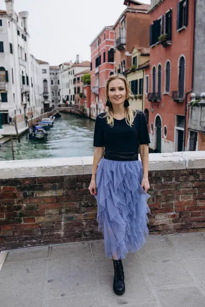 güzel bir genç kadın Venedik