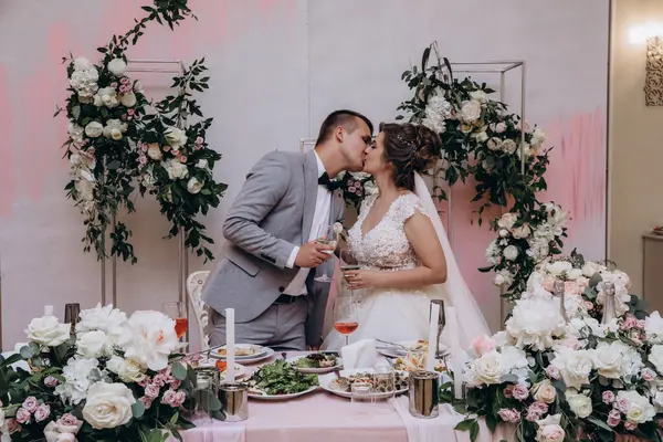 Gelin ve Damat Düğün Resepsiyon. Mutlu yeni evliler           