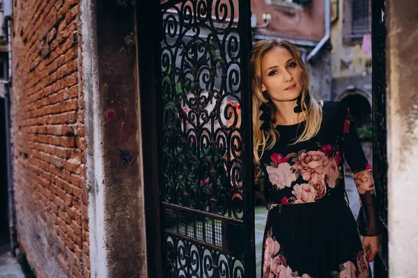 Venedik 'in eski kasabasında genç bir kadın 