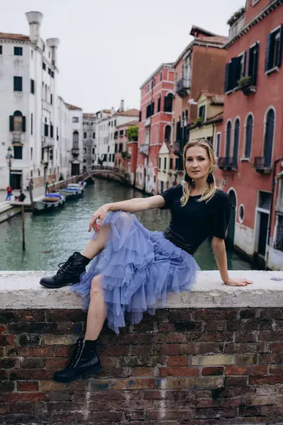 Venedik kanalında poz veren kadın. 