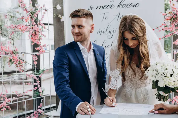 Güzel mutlu gelin ve damat düğün töreninde               