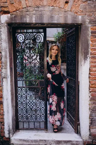 Venedik 'in eski kasabasında bir kadın 