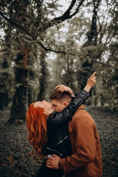 Mutlu genç çift sonbahar ormanında aşık. 
