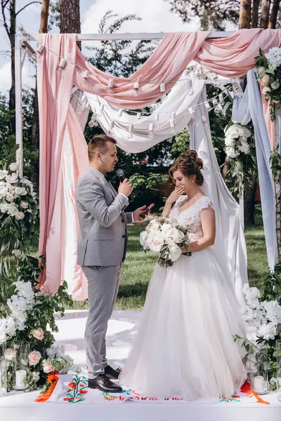 Açık hava düğün töreninde mutlu gelin ve damat         