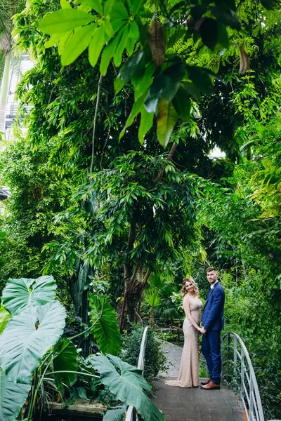 botanik bahçesinde yürüyen bir çift..