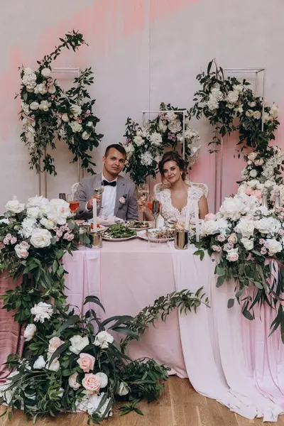 Gelin ve Damat Düğün Resepsiyon. Mutlu yeni evliler           