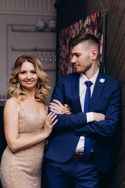 Birbirine aşık güzel, genç, zarif bir çift 