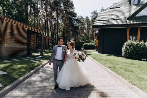 Genç ve mutlu bir çift yaz parkında yürüyor.          