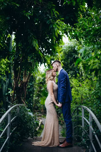 Gelin ve damat köprüde poz veriyor 