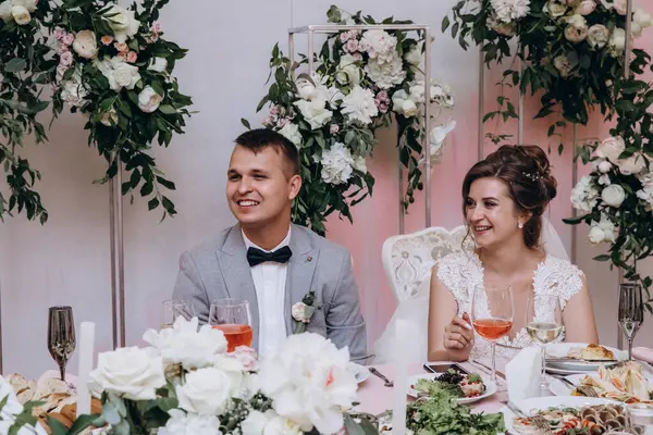 Gelin ve Damat Düğün Resepsiyon. Mutlu yeni evliler           