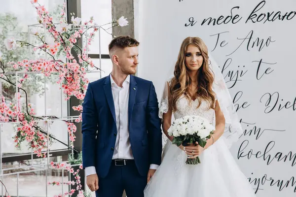 Güzel mutlu gelin ve damat düğün töreninde               