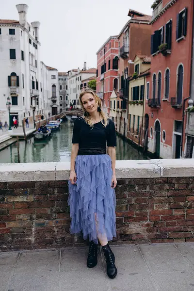 Venedik 'te, Büyük Kanal' da bir kadın.