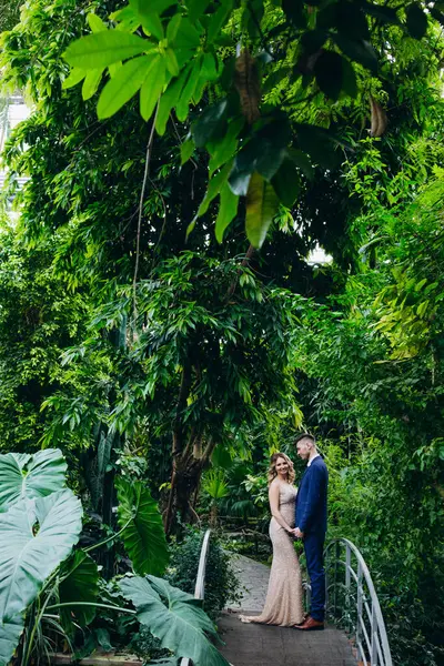 Tropikal ormanda aşık güzel bir çift.