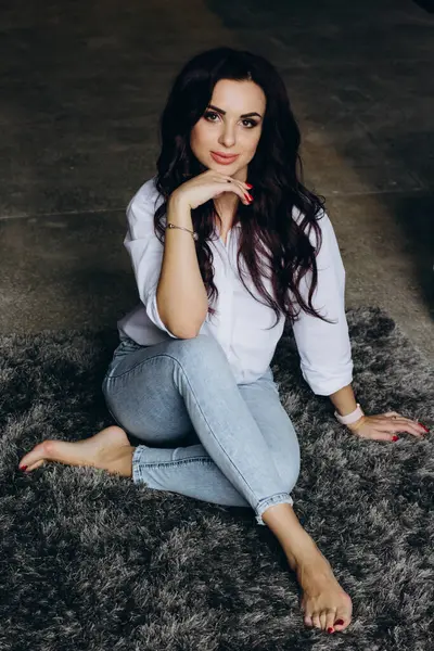 Stüdyoda poz veren güzel esmer kadın.