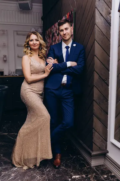 Genç ve güzel bir çift stüdyoda poz veriyor.