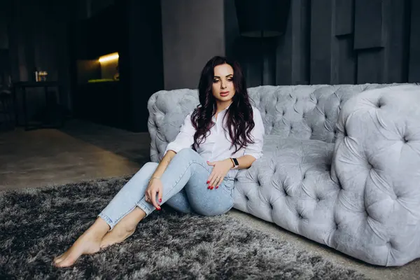 Stüdyoda poz veren güzel esmer kadın.