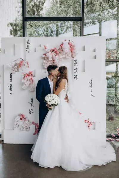 Güzel mutlu gelin ve damat düğün töreninde               