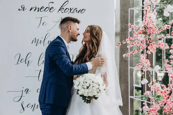 Güzel mutlu gelin ve damat düğün töreninde               