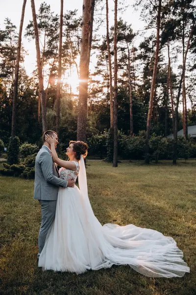 Güzel, mutlu, genç bir çift yaz parkında poz veriyor.       