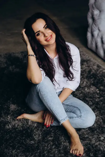 Stüdyoda poz veren güzel esmer kadın.